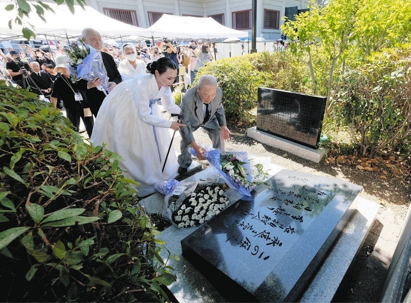 虐殺された朝鮮人を悼み、日朝協会東京都連合会などによる実行委員会が追悼碑前で開いた式典で献花する人たち=2023年9月1日、東京都墨田区の都立横網町公園で
