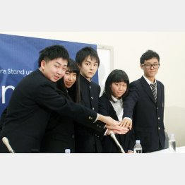 「Ｔ－ｎｓＳＯＷＬ」記者会見の様子（Ｃ）日刊ゲンダイ