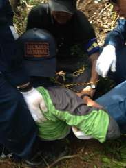 米軍北部訓練場内で抗議行動する市民をロープで縛る警察官＝２８日午後（提供）