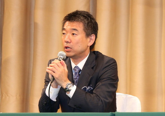 橋下氏は「新潮45」記事の筆者を「俺の精神鑑定を8流雑誌で勝手にしやがった8流大学教授」と罵倒した
