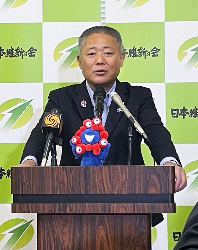 記者会見で「部分連合」について言及する日本維新の会の馬場代表＝23日、国会