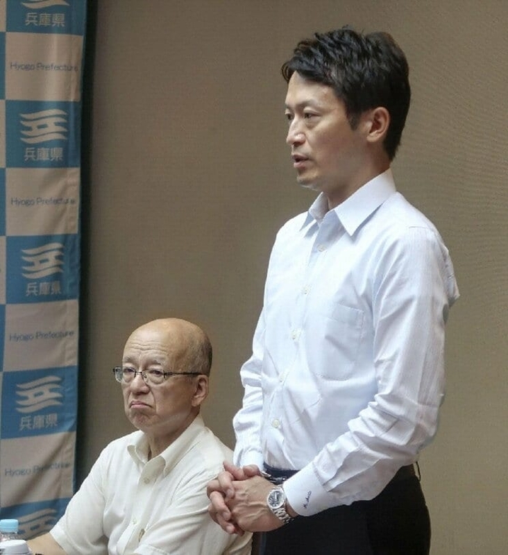 斎藤元彦知事(右)と、片山副知事(左)(写真/共同通信社)