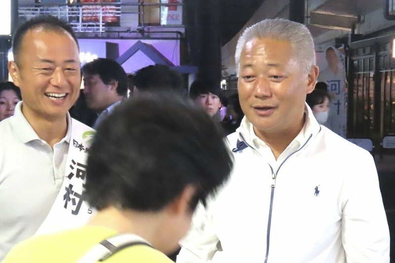 有権者と会話する馬場代表(右)