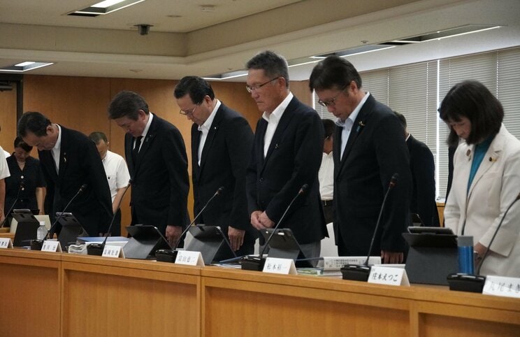 19日の兵庫県議会百条委でAさんに黙祷を捧げる県議ら(撮影/集英社オンライン)