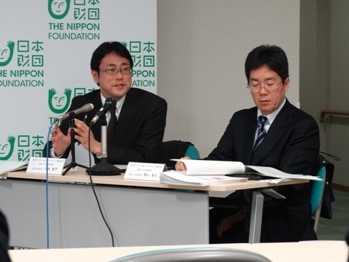 推計の中身を説明する三菱UFJリサーチ＆コンサルティング職員