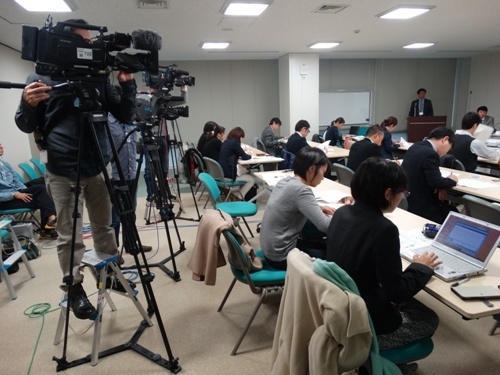 メディア向け説明会の模様を取材する報道陣