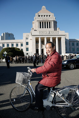 大西英男衆院議員も「安倍チルドレン」のひとりだ。2012年12月の初登院は自転車だった（写真：アフロ）
