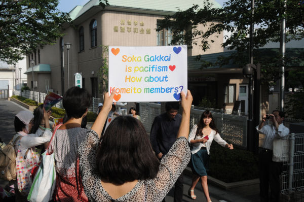 創価学会・信濃平和会館前で静かに反戦をアピールする母親たち。=8日、新宿区信濃町 写真:取材班=