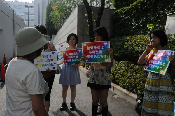 「学会員の中にも『公明党はこんなのでいいのか?』という声がある」。読経を終えた学会員は母親たちに話しかけてきた。=8日、創価学会信濃平和会館前 写真:取材班=