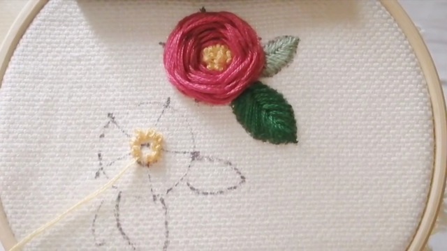 椿(ツバキ)の簡単立体刺繍【youtube解説】 - 刺繍の人。