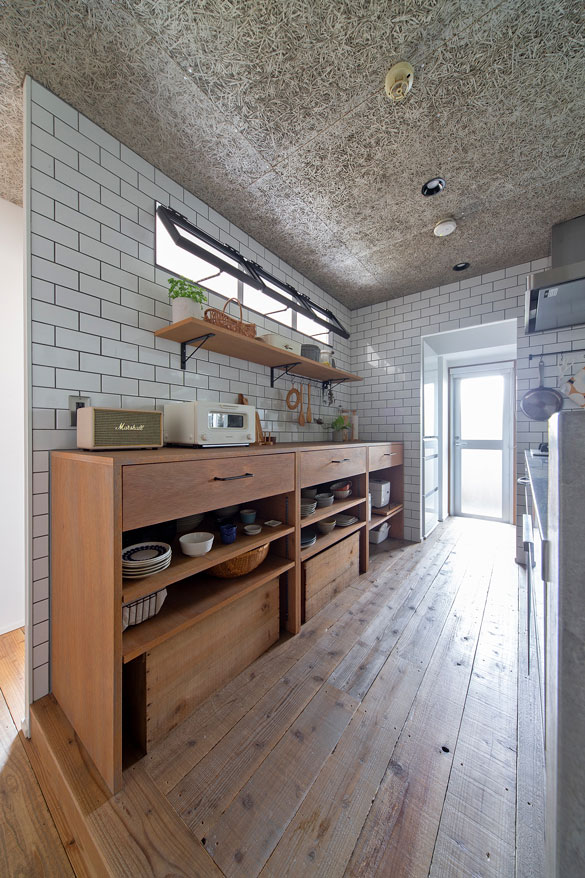 ラワン合板に塗装をしたキッチンの背面収納の写真