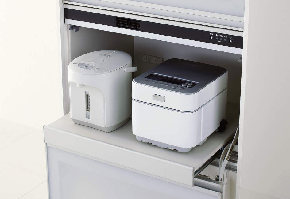 スライド式の棚になっている家電置き場の写真