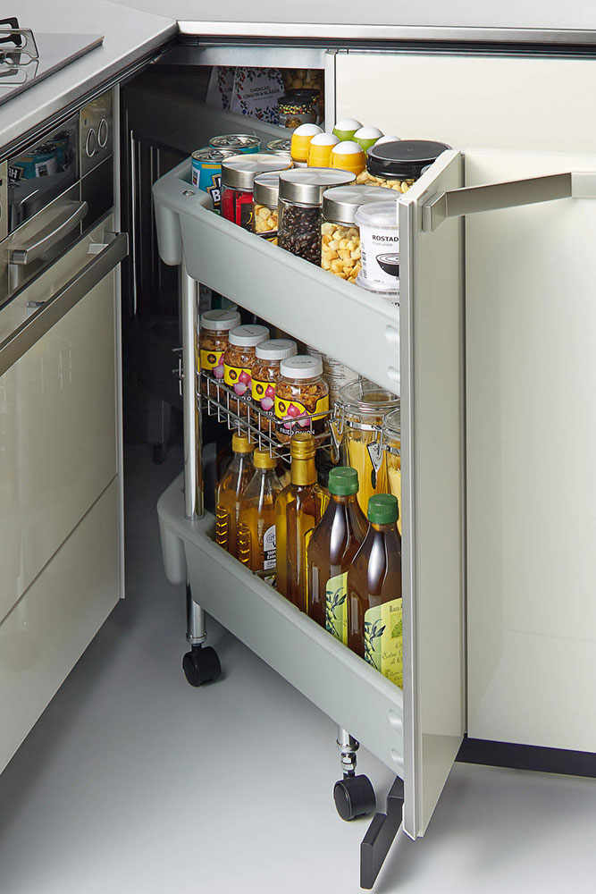 サッと引き出して使えるコーナーワゴンがついたキッチンの写真