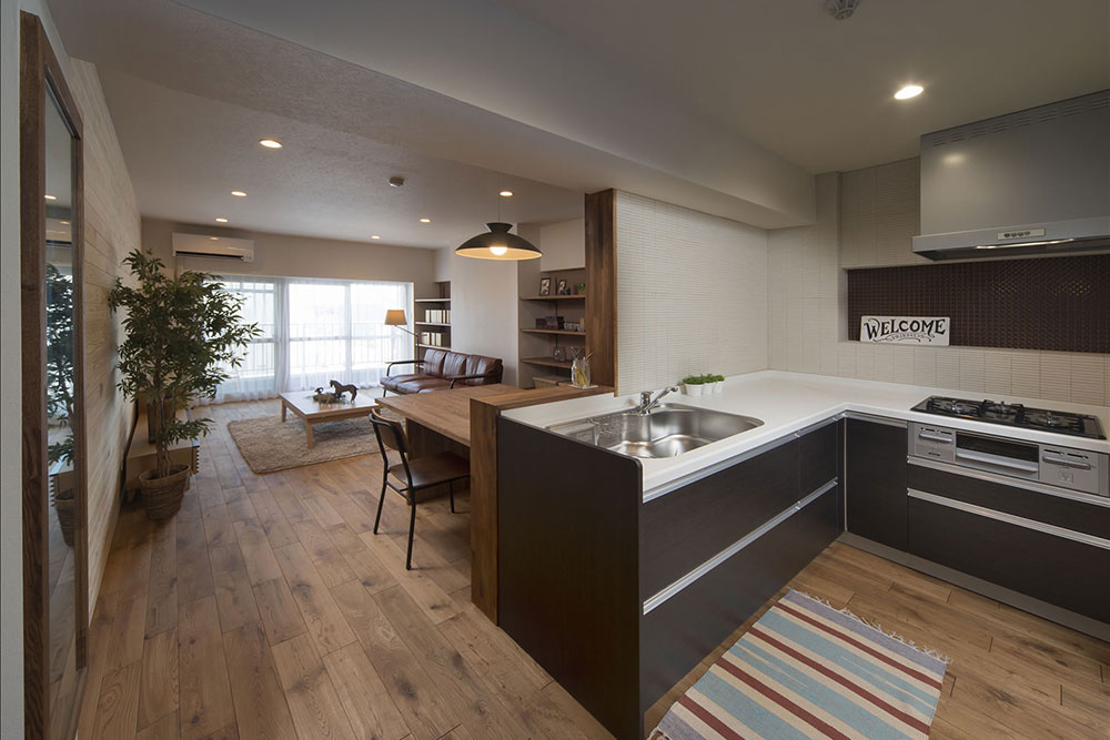 シンク前に立つとリビングダイニングが一望できるL型キッチンの写真