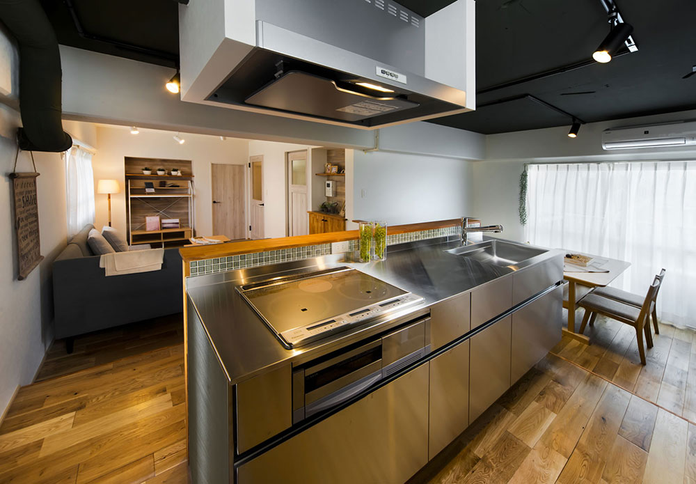 キッチンをアイランド型にして広い空間に移すために、床上げをして配管工事を行ったLDKの写真