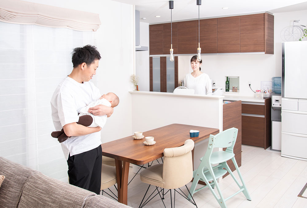 対面キッチンと家族の写真