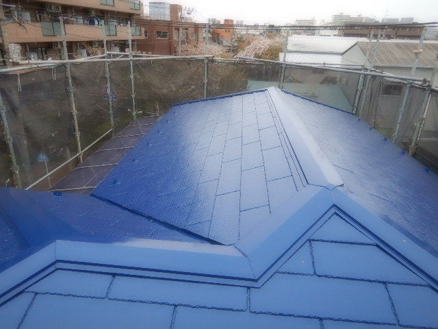 化粧スレートの屋根材を塗装、色合いも変えてイメージを一新した例【After】