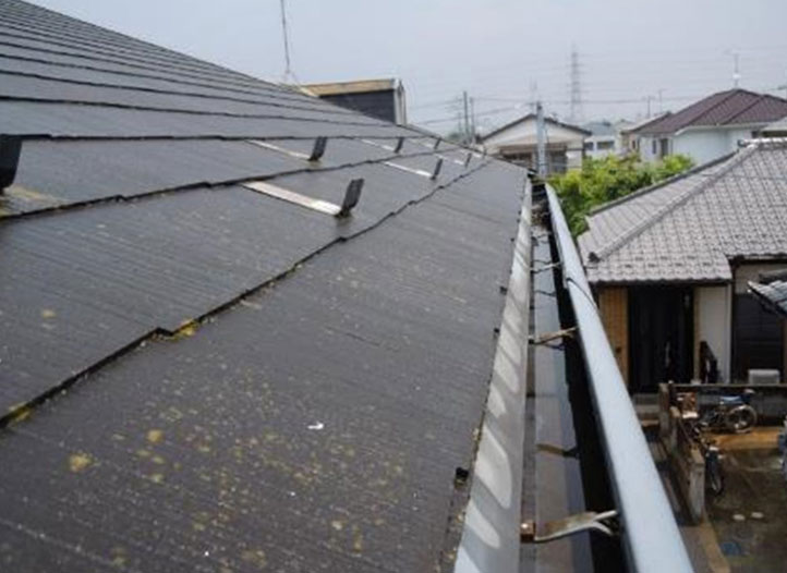 苔が目立ってきた屋根を塗装リフォームで一新した写真【Before】