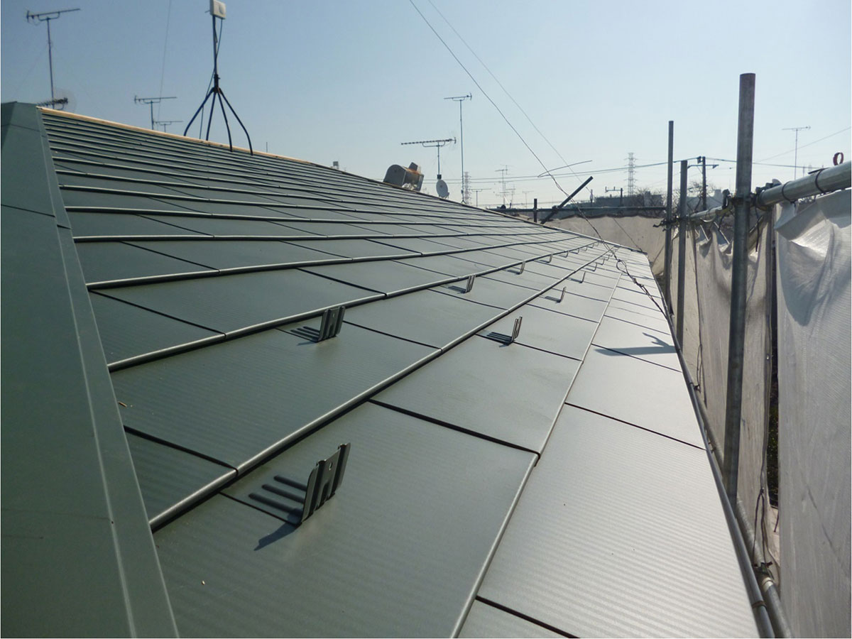 築30年で相当に劣化が進んでいた屋根をガルバリウム鋼板の屋根材で重ね葺きした事例の写真【After】