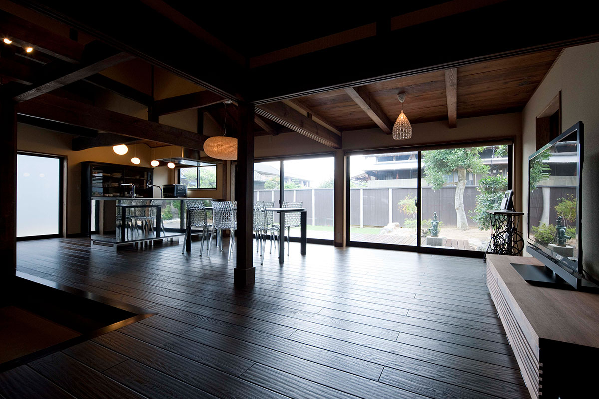 古民家らしい立派な梁を現しにしたリビング・ダイニング