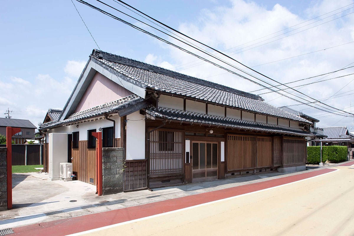 リノベーション後も古民家の雰囲気が残る家の外観