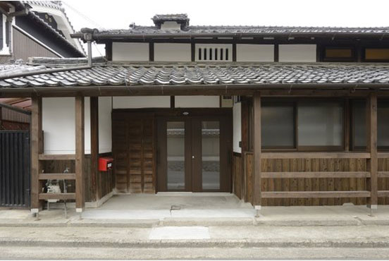 景観に配慮してリフォームした古民家の外観