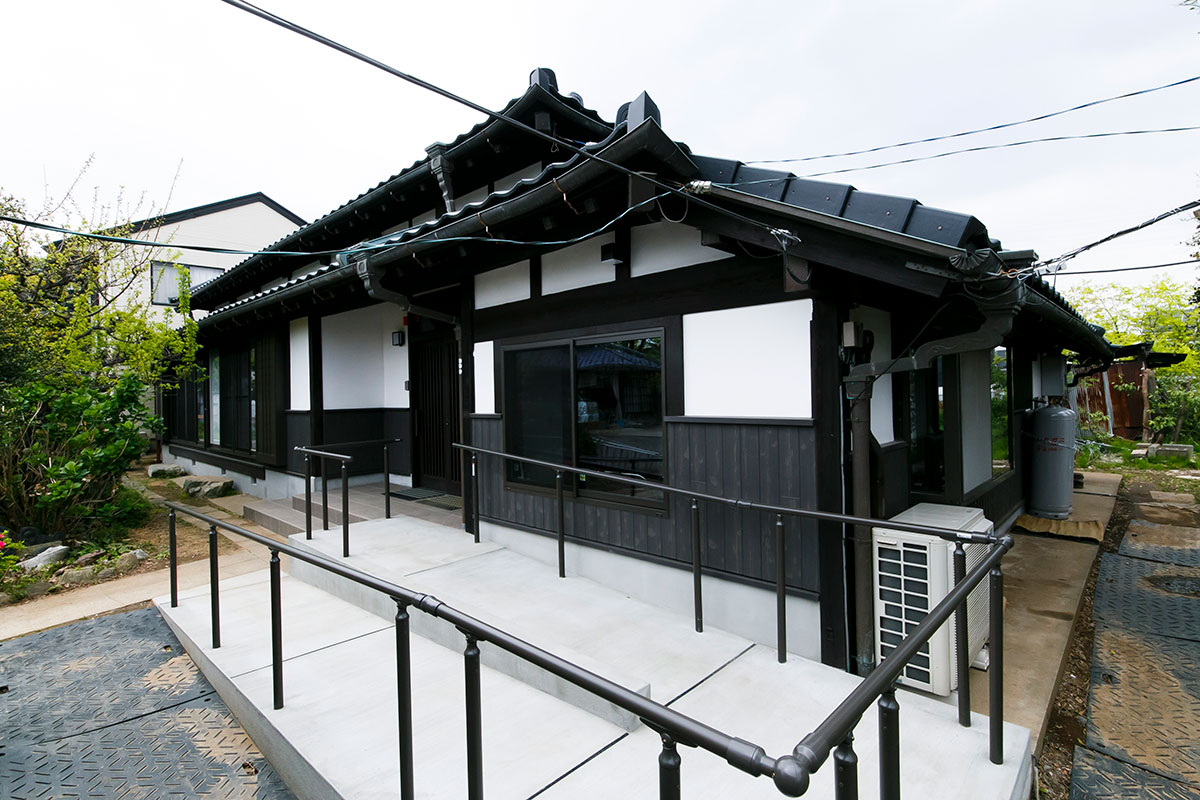 バリアフリーリフォームを行なった玄関までのアプローチ