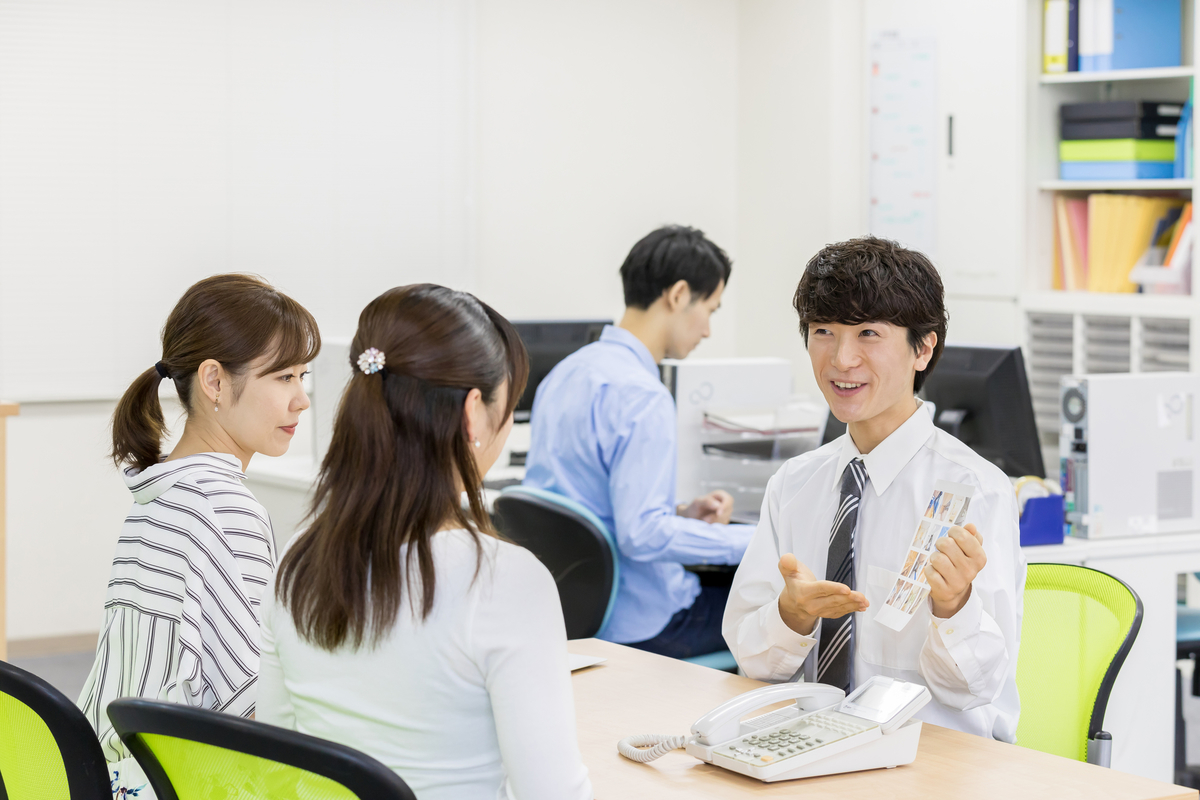 リフォームに関連する補助金や助成金について問い合わせるイメージ