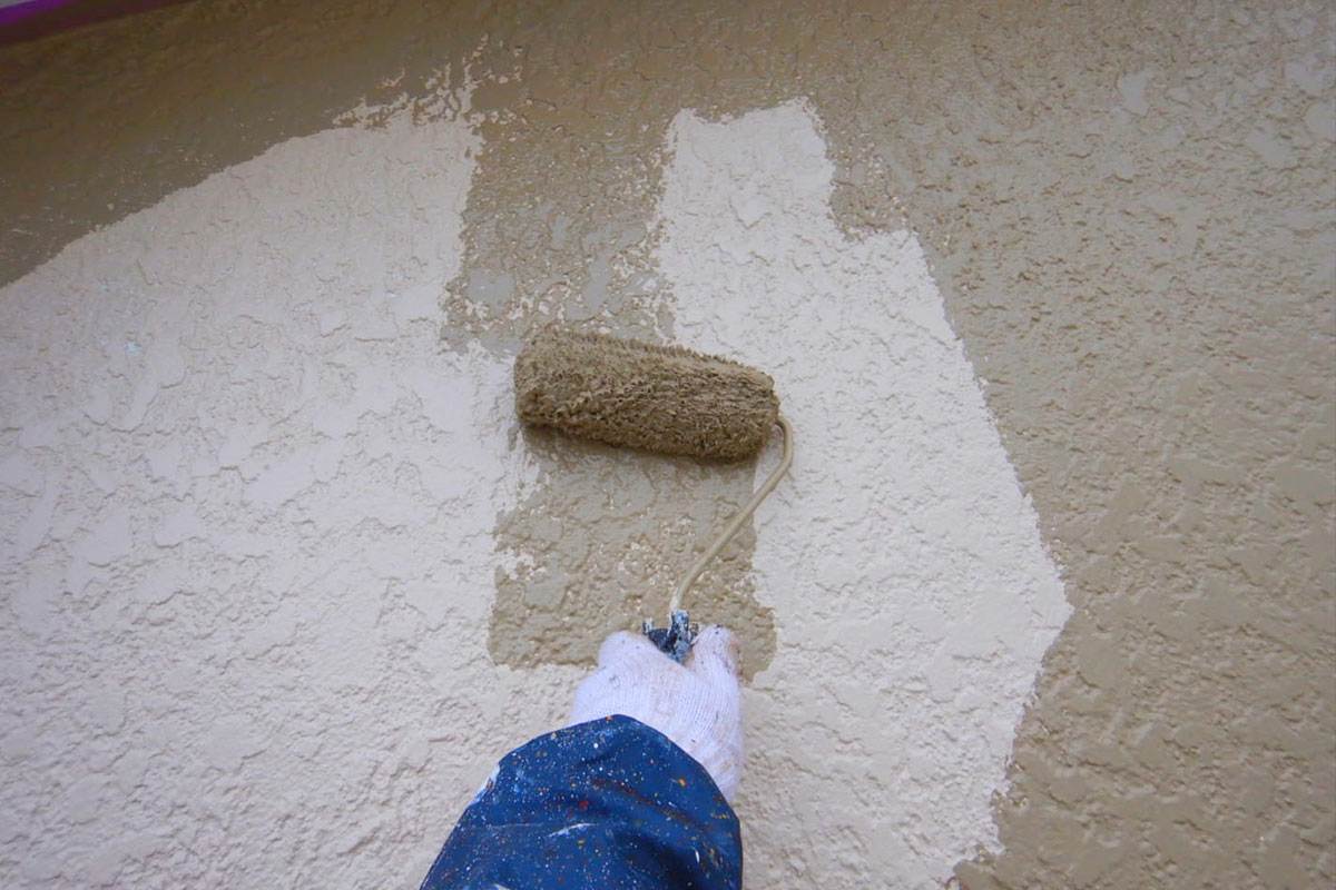 外壁を塗装している写真