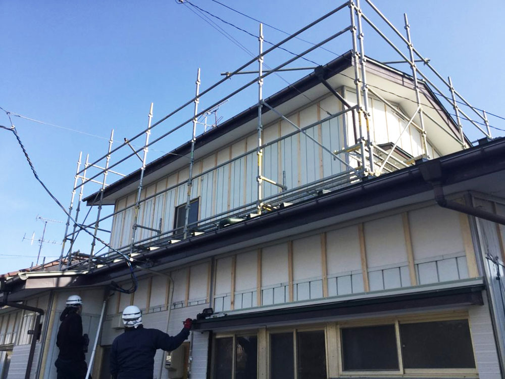 胴縁の上に新しいサイディングを取り付けている工事写真