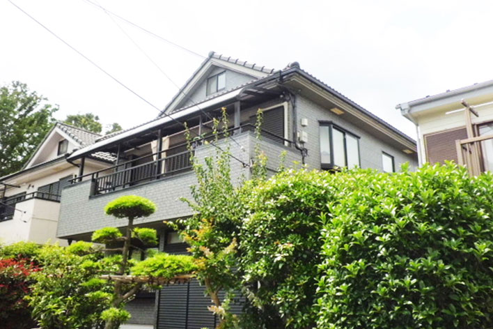 タイル調サイディングで重ね葺きした外観