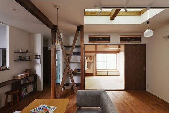 リビングの天井の一部をグレーチングにして光を落としている写真