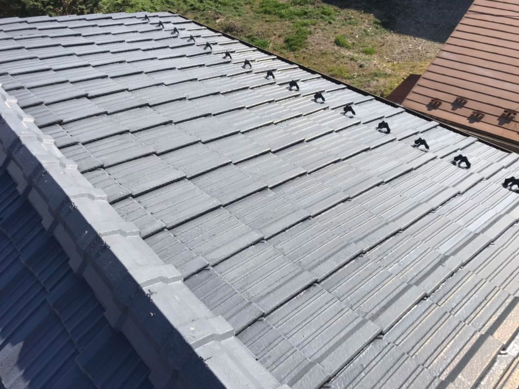 雨漏りするようになったセメント瓦の屋根の写真