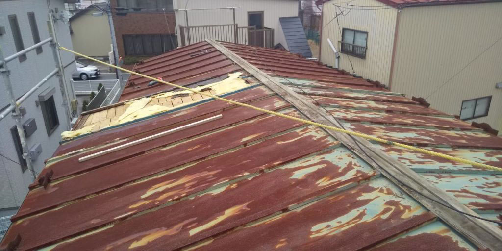 錆びたトタン屋根の写真