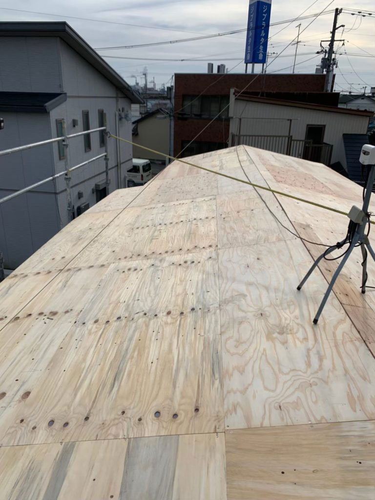 張り替えた新しい野地板の写真