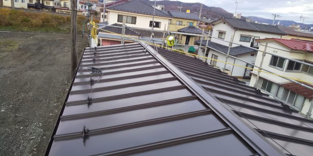 ガルバリウム鋼板で仕上げ、雪止めもつけた写真