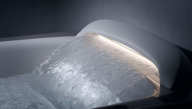 首・肩を温める「肩湯」などが付いた浴槽の写真