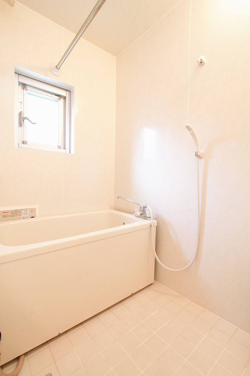 床タイルを貼り換え、壁パネルを貼ったマンションのお風呂・浴室リフォームの事例