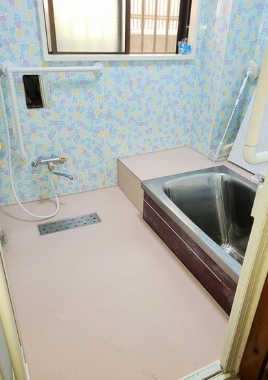 防水性や保温力のある浴室パネルや床シートを貼った格安なお風呂・浴室リフォームの事例