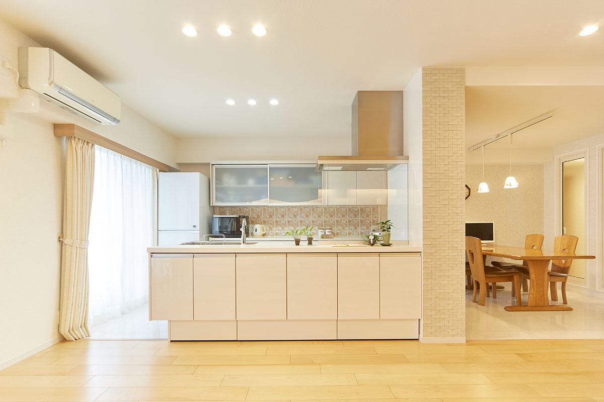 左右どちらかが壁に付いたペニンシュラキッチン