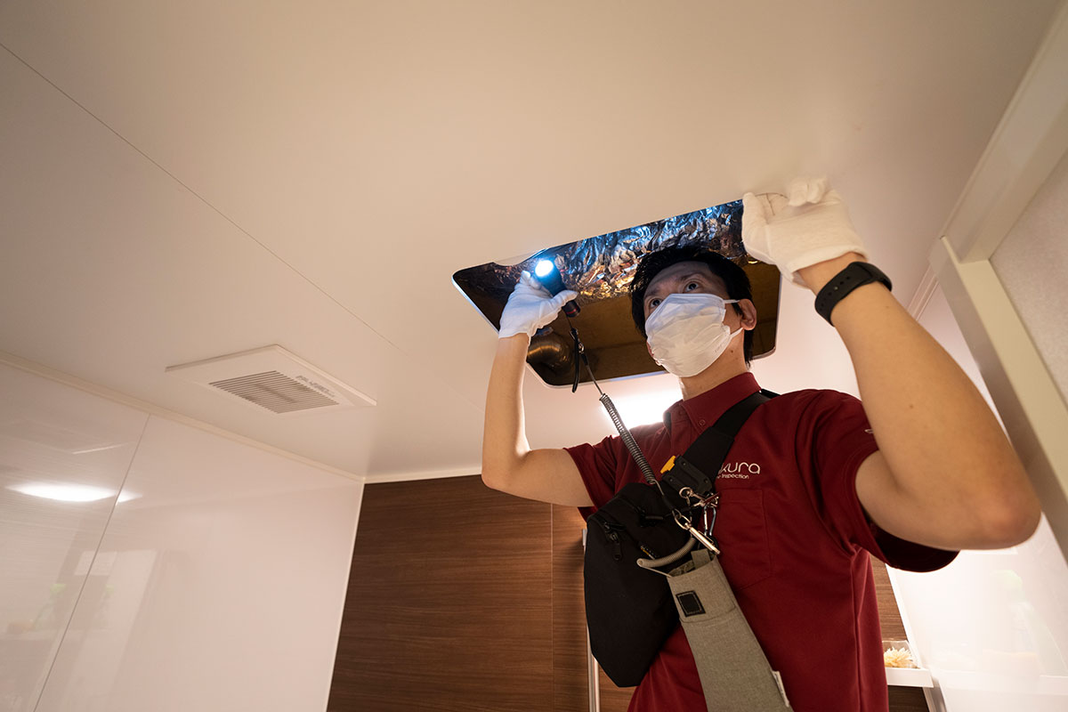 天井裏を点検するイメージ