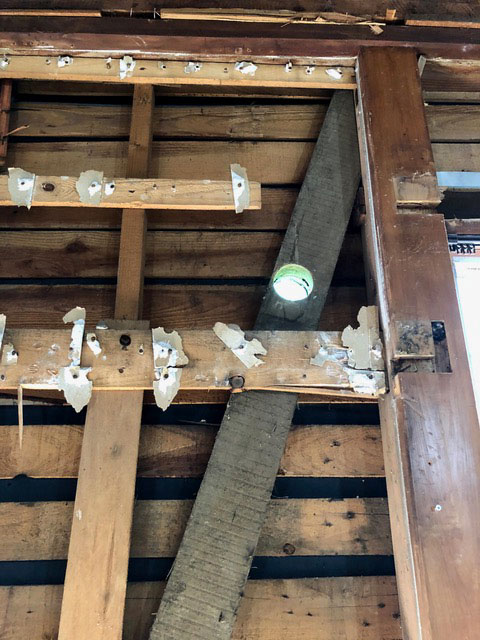 穴の空いた筋交いの画像