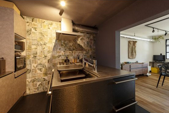 壁式構造の築40年のマンションをリフォームしたキッチンの画像