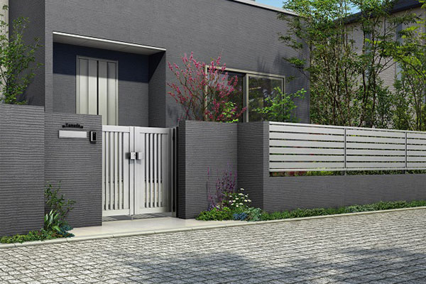 シンプルなデザインのアルミ形材の門扉