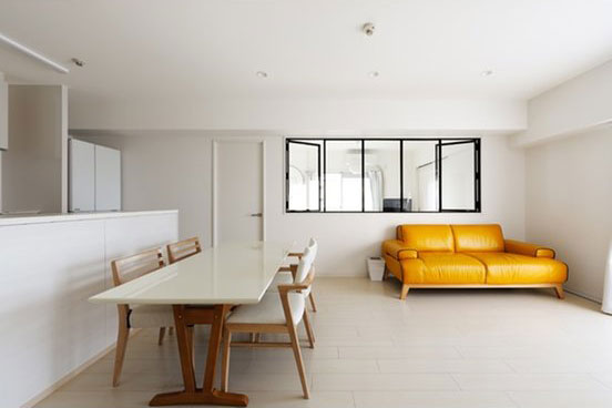 リビングと書斎を仕切る壁に大きな室内窓を設置