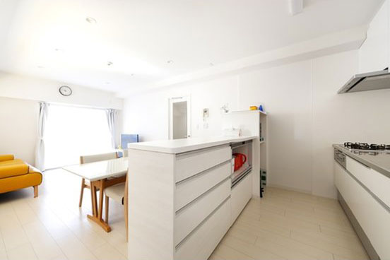 食器棚をカウンター代わりに設置したキッチン