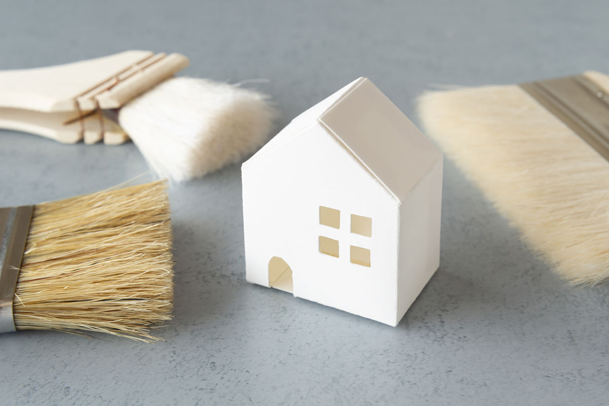 外壁や屋根の塗装をするイメージ