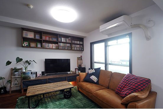 テレビボードはDIYで塗装し、リフォーム費用も削減