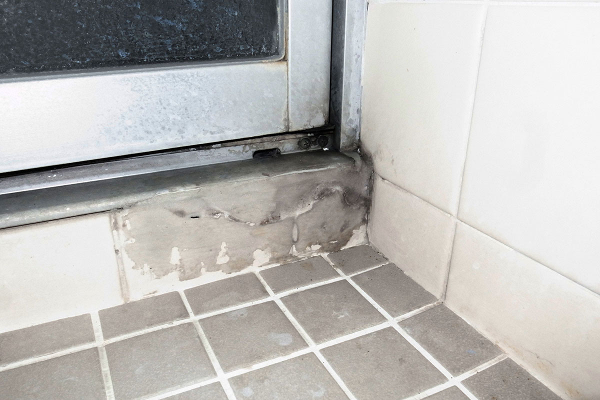 劣化が目立つ浴室タイルのイメージ