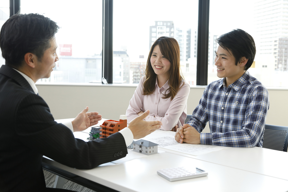 新居を探すカップルのイメージ